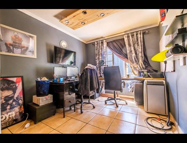 2 BEDROOM TOWNHOUSE FOR SALE IN CASTLEVIEW